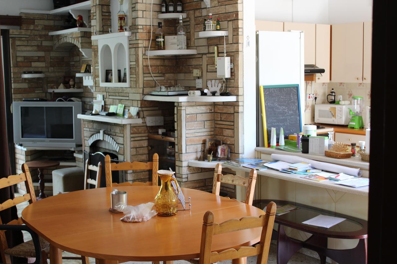 Costas Hostel Action Tseri 외부 사진